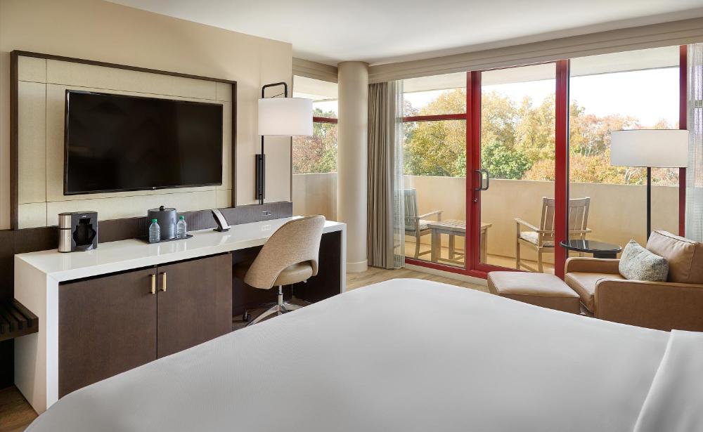 Corner King Room with Balcony - Non-Smoking interior